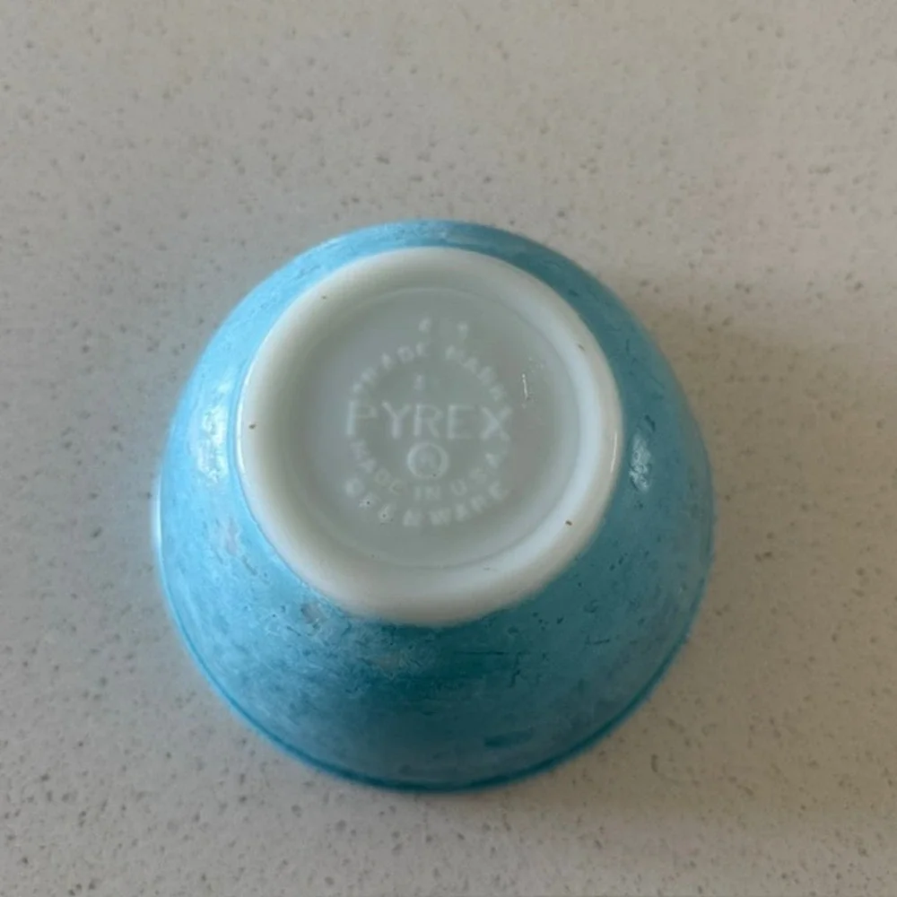 Vintage Pyrex Mixing storage Bowl 401 1.5 Pt Turquoise Blue Textured Milk Glass